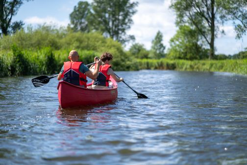 Zwei Personen im Kanu auf dem Wasser