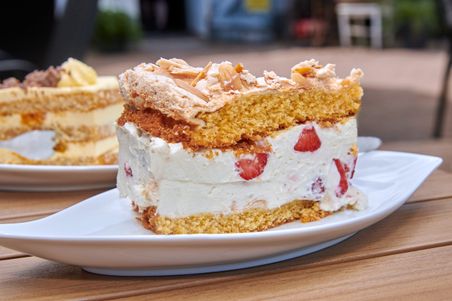 Selbstgemachte Kuchen und Torten warten auf hungrige Gäste.