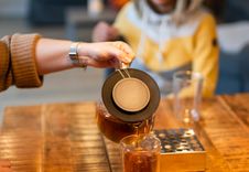 Es wird Tee eingeschenkt