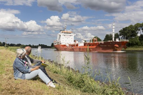 Pärchen sitzt am Ufer des Nord-Ostsee-Kanals