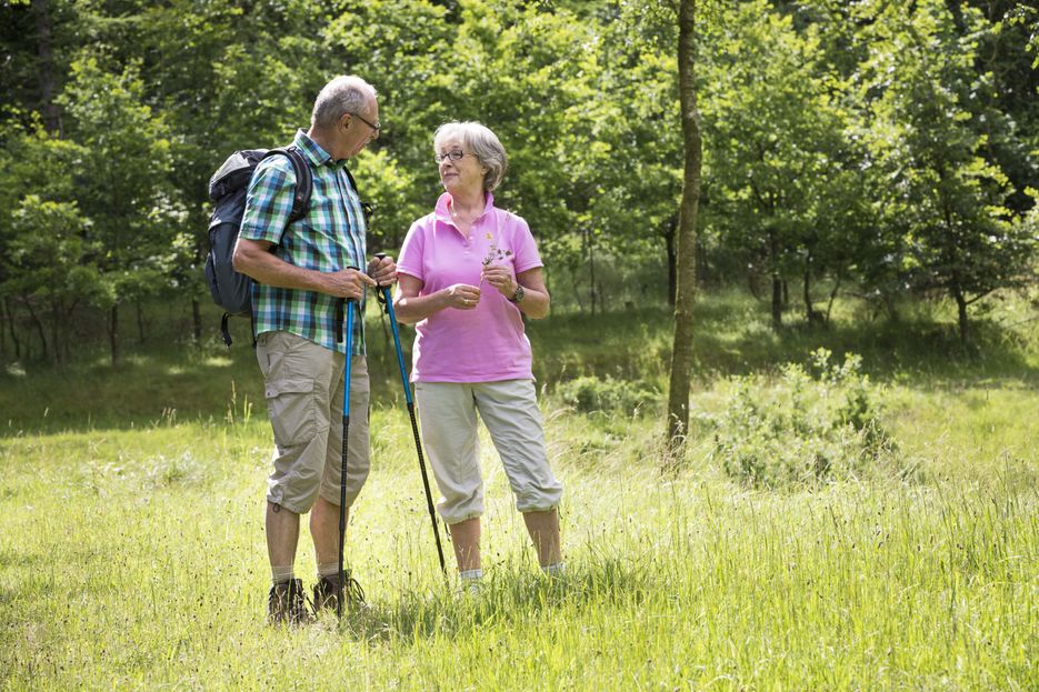 Zwei Personen in der Natur mit Wanderrucksack