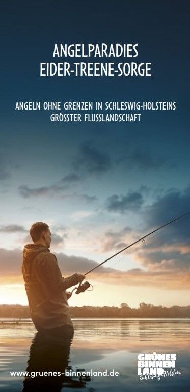 Mann mit Angel steht im Fluss 