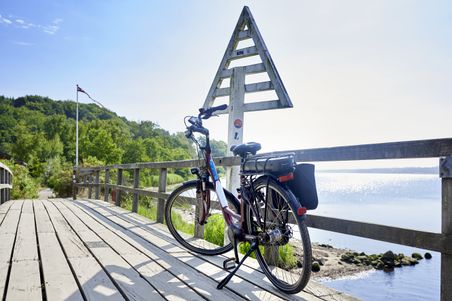 Fahrrad steht auf Brücke