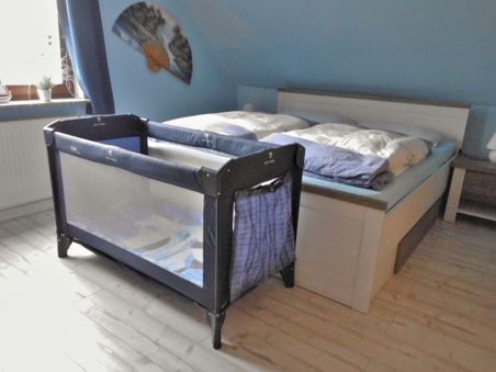 Schlafzimmer mit Kinderbett