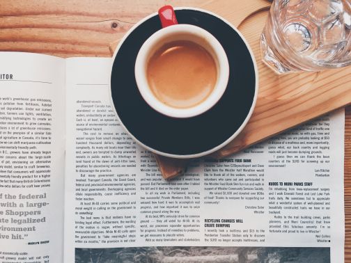 Kaffetasse auf Zeitung abgestellt