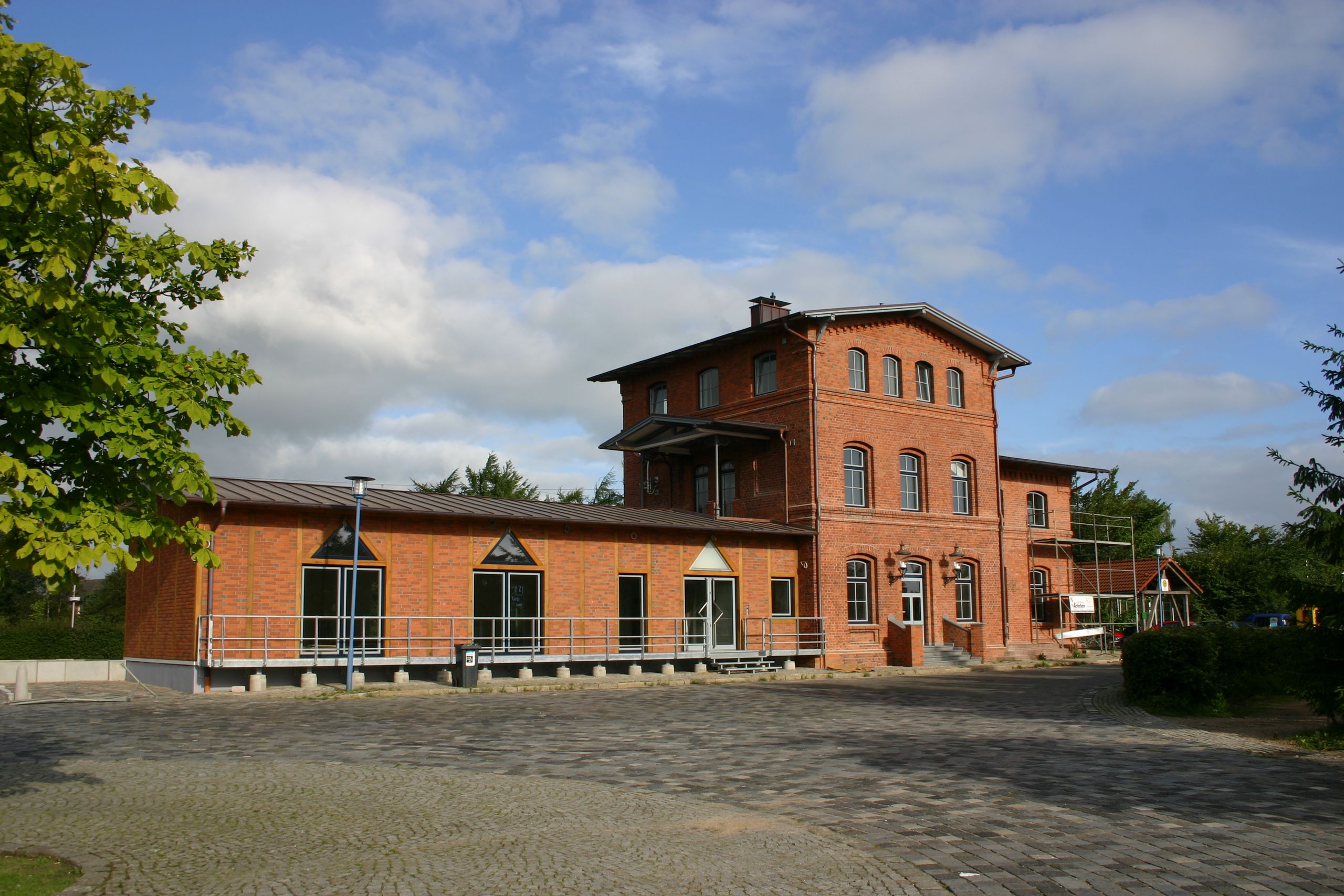 Bahnhof Tarp mit direktem Anschluss an den Regionalverkehr der Deutschen Bahn.