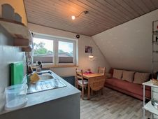 Küchenzeile mit Esstisch und Couch