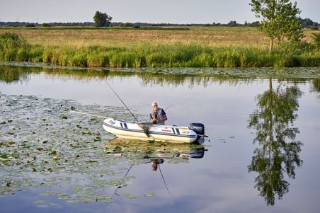 Angler im Boot auf dem Wasser