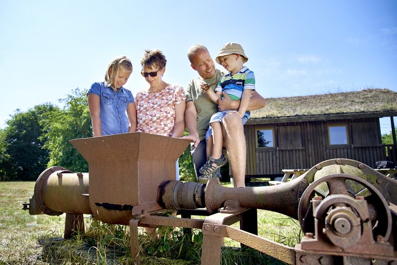 Familie vor einem historischen Gerät
