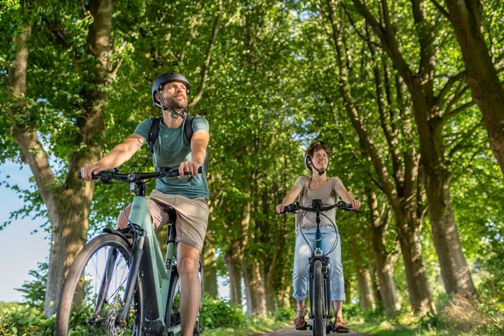 Zwei Personen auf dem Fahrrad